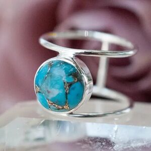 NWT 🦋 BLUE COPPER TURQUOISE IN ROUND SETTING BETWEEN 2 SILVER BANDS.